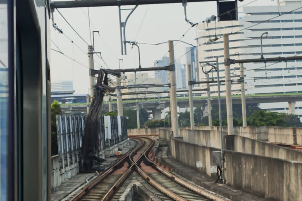 Polisi: Besi Crane Jatuh Mengenai Bagian Depan Kereta MRT