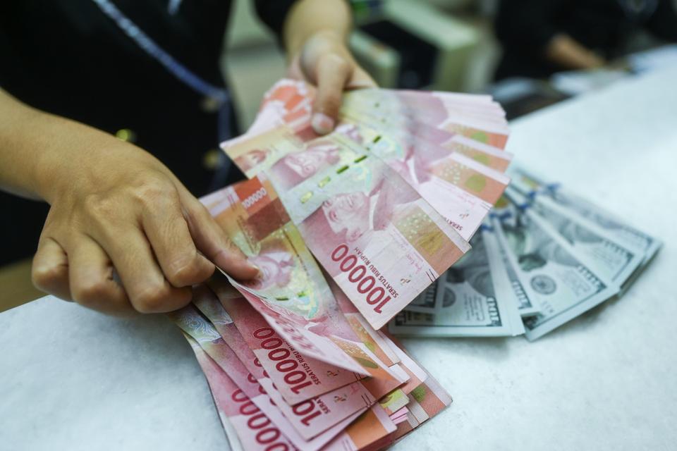 Rupiah Merosot Saat Pasar Menanti Kepastian Suku Bunga AS dan&nbsp;Eropa